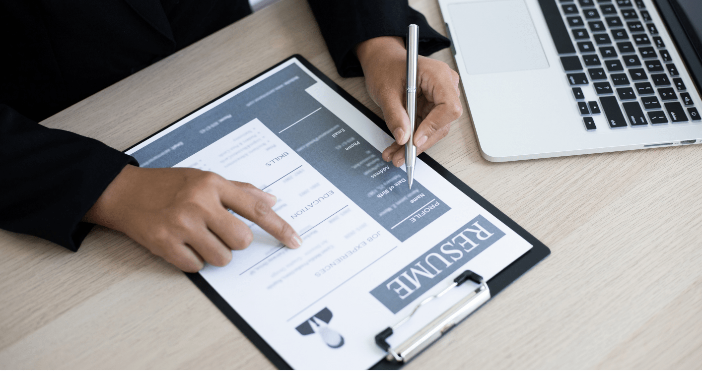 Decoding an HR’s Daily Dilemma: Between Management and Staff